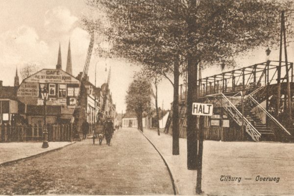 0653949 Tilburg omstreeks 1900. Rechts de voetgangersoversteekbrug op de kop van de Heuvel