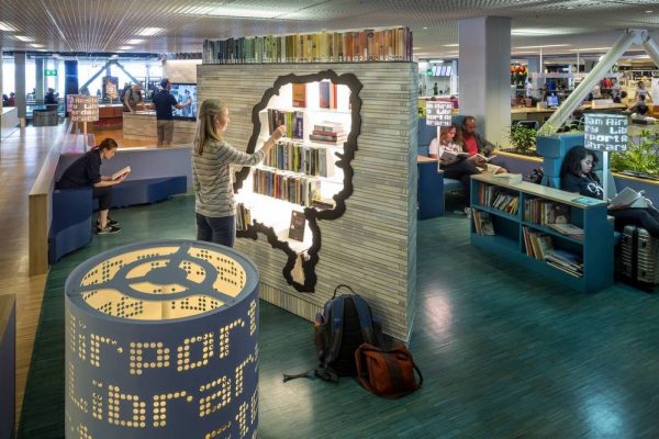 Airport Library (foto Thijs Wolzak)