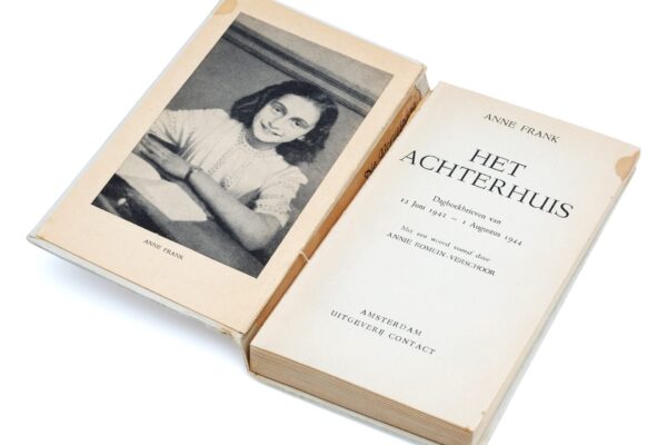 In de aankomende Zomerveiling Home & Interiors van Venduehuis Den Haag wordt een uitzonderlijk bibliografisch object geveild: een eerste druk van Het Achterhuis van Anne Frank, gedrukt in 1947 door drukkerij Ellerman Harms N.V. te Amsterdam. Het exemplaar is opmerkelijk vanwege een bijzond...